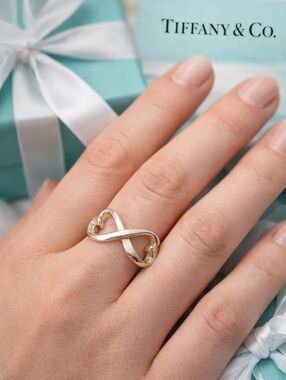 Tiffany & Co Elegant Paloma Picasso Silver Loving Hearts Infinity Ring